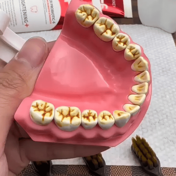 Persona con aliento fresco y dientes sanos