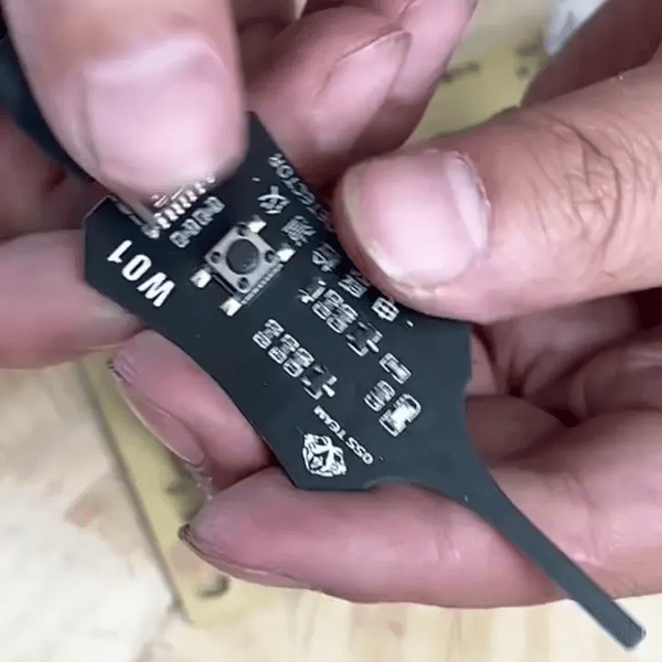Técnico usando detector de inductancia en una placa de teléfono
