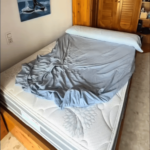 Sábanas desordenadas en una cama