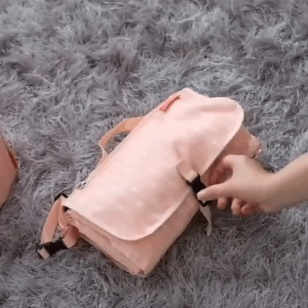 Mamá estresada buscando cosas en un bolso grande