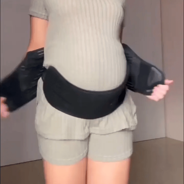 Mujer probándose ropa con confianza