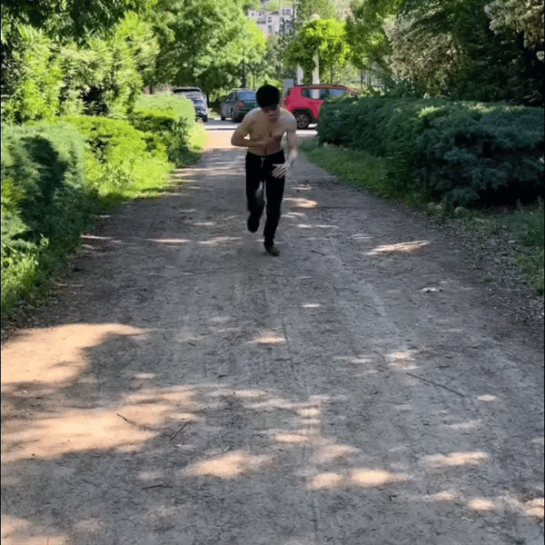 Hombre usando entrenador pulmonar Inhale
