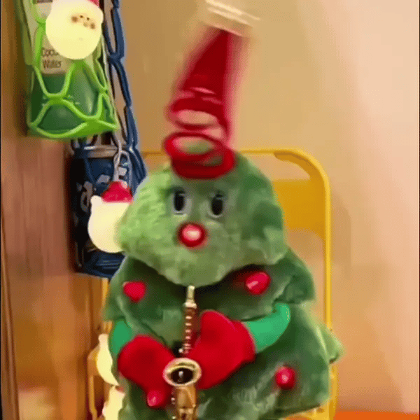 Niña riéndose mirando el árbol bailarín en la sala