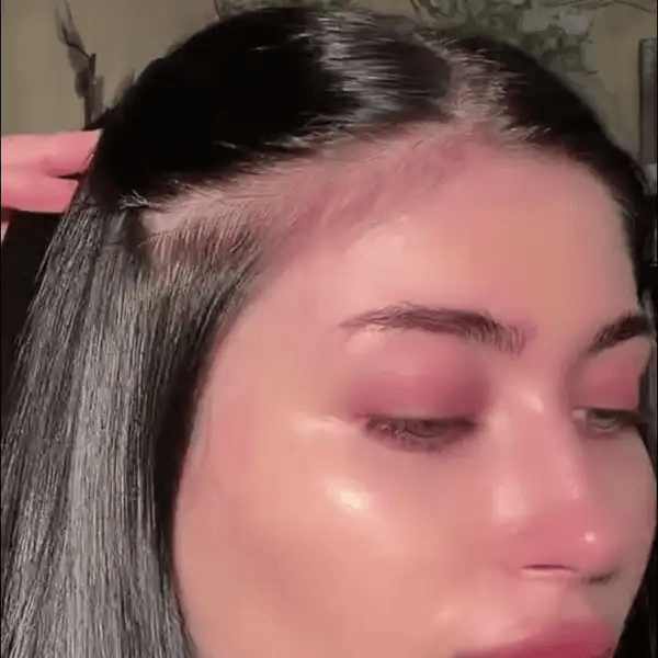 El peine aplicador soltando gotas en la raíz del pelo
