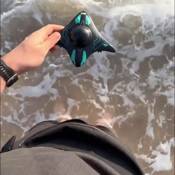 Niño con el celular controlando el dron en la piscina