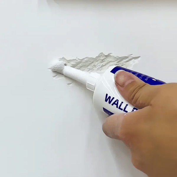 Pared con huecos de clavos antes de reparar