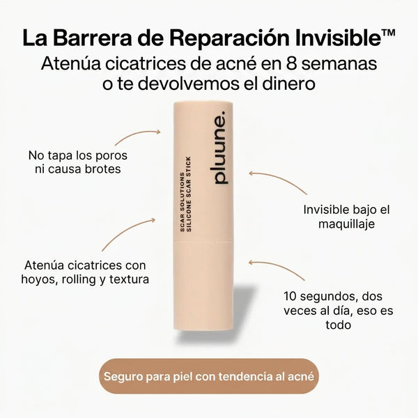 Mujer triste mirando su piel con cicatrices de acné