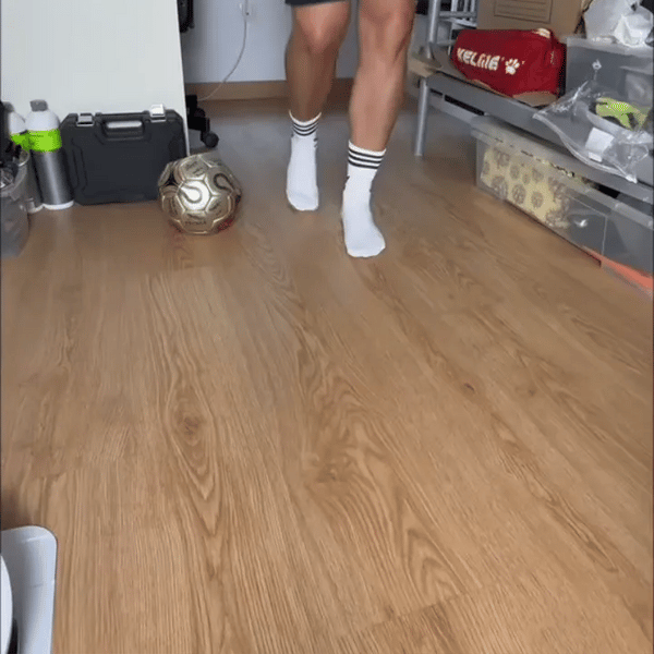 Hombre sufriendo dolor de rodilla al subir escaleras
