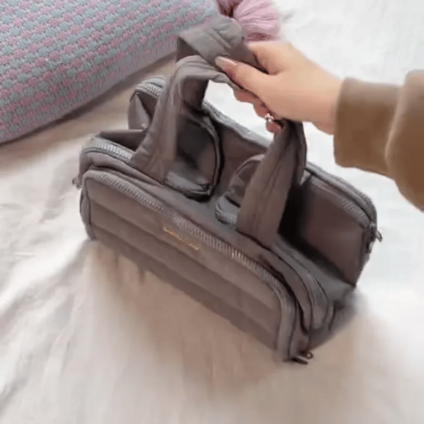 Cosmetiquera de viaje abierta con productos organizados