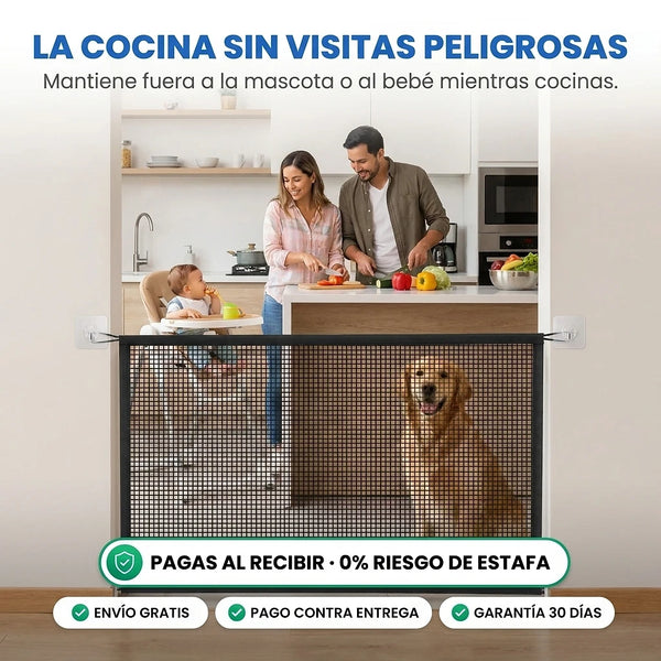 Malla en la puerta de la cocina con una mascota detrás