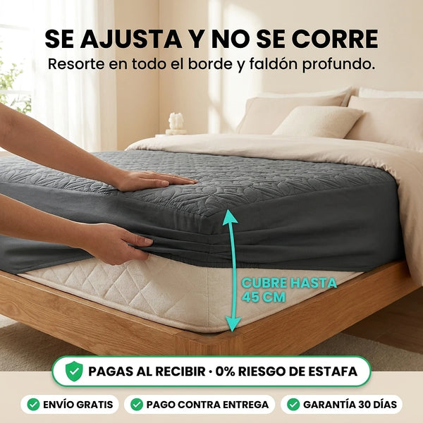 El protector doblado junto a las dos fundas de almohada de regalo